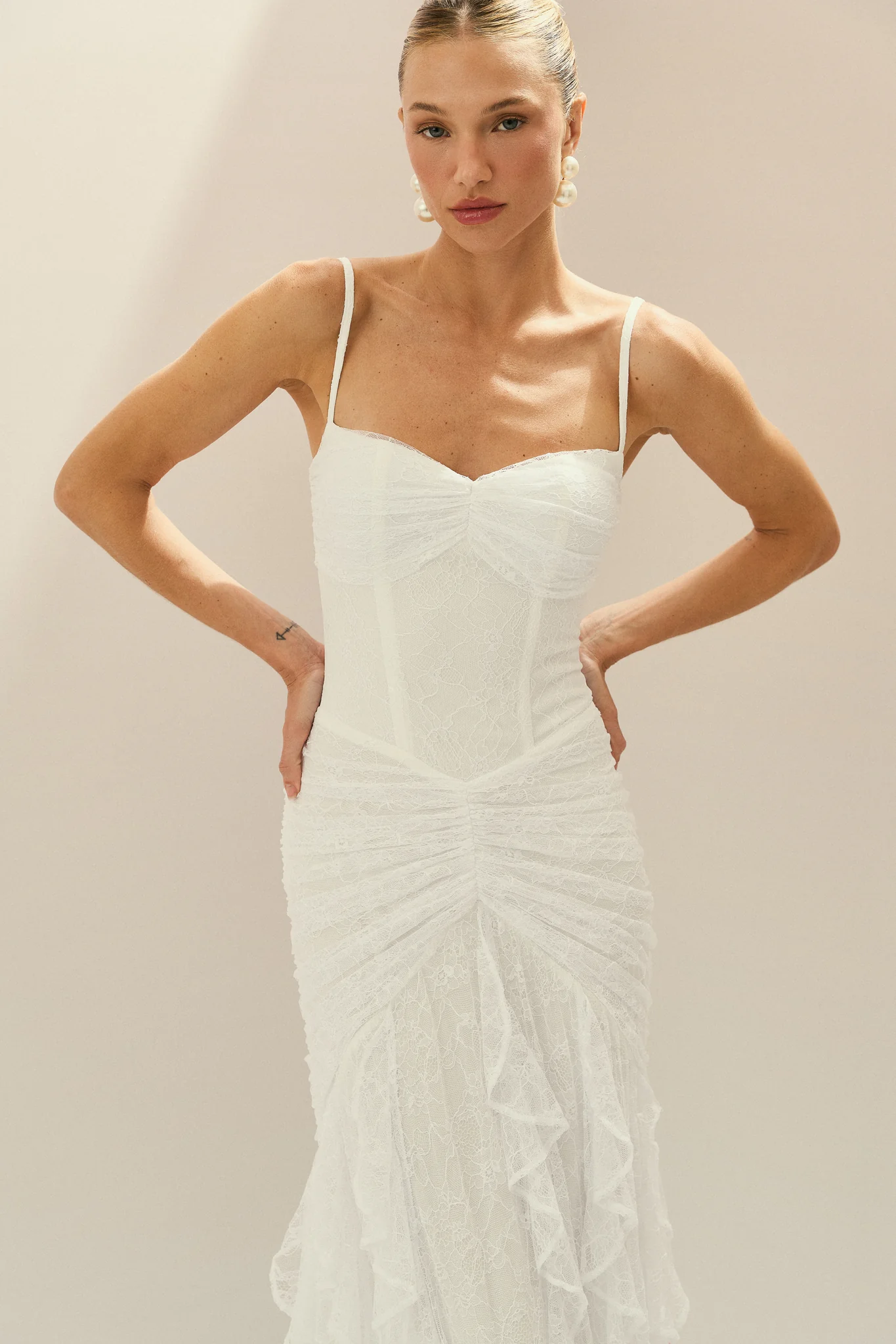 Vestido longo branco KOJI com drapeado e babados