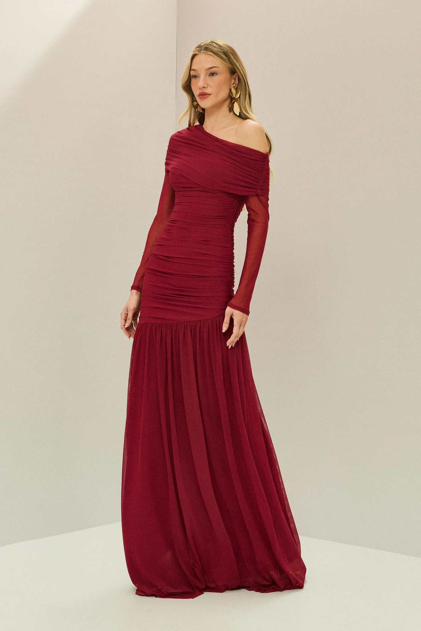 Vestido longo bordô KOJI de manga longa com ombro assimétrico